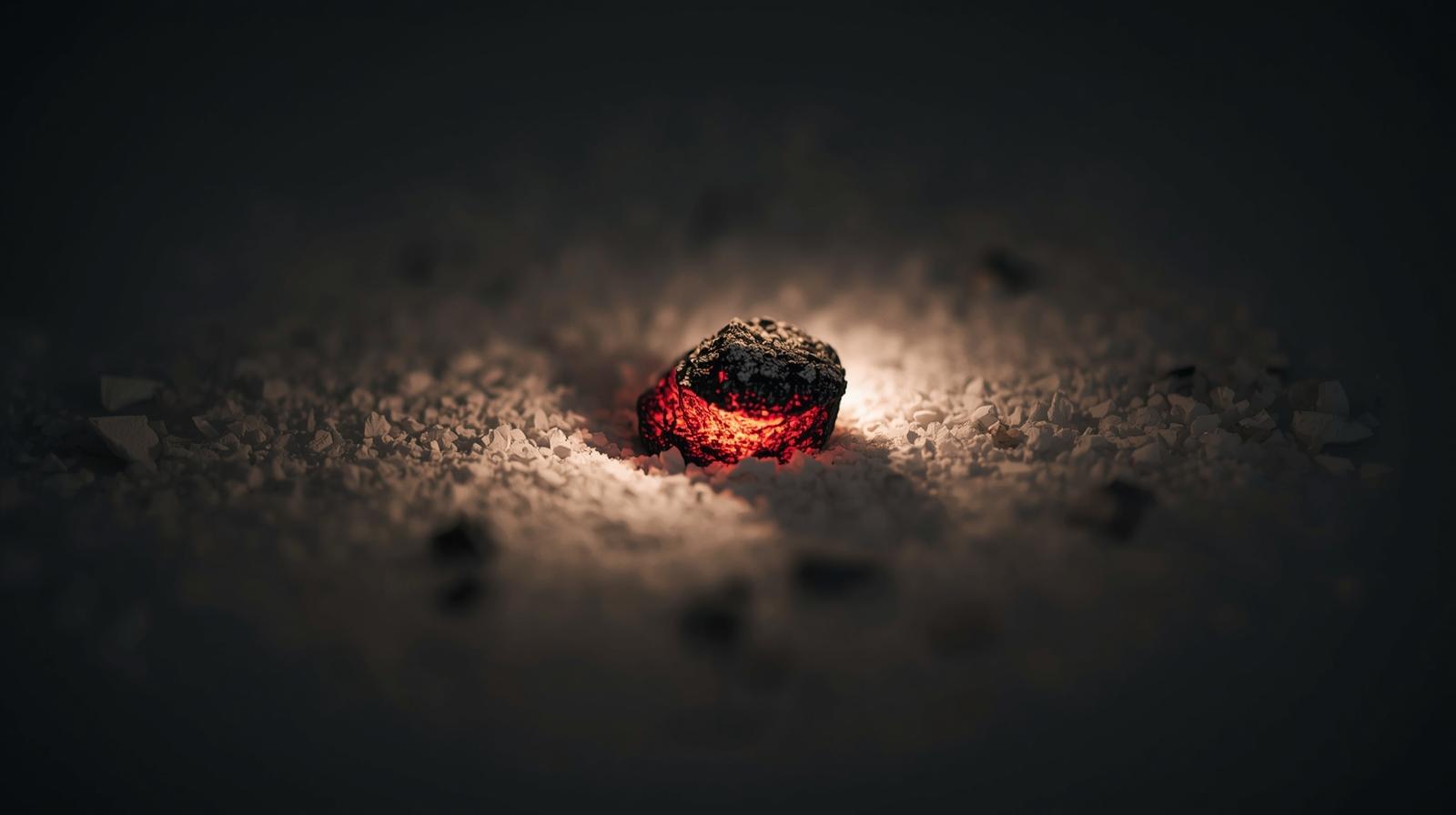 燃え尽きた後の静かな灰の中に、かすかに残る残り火